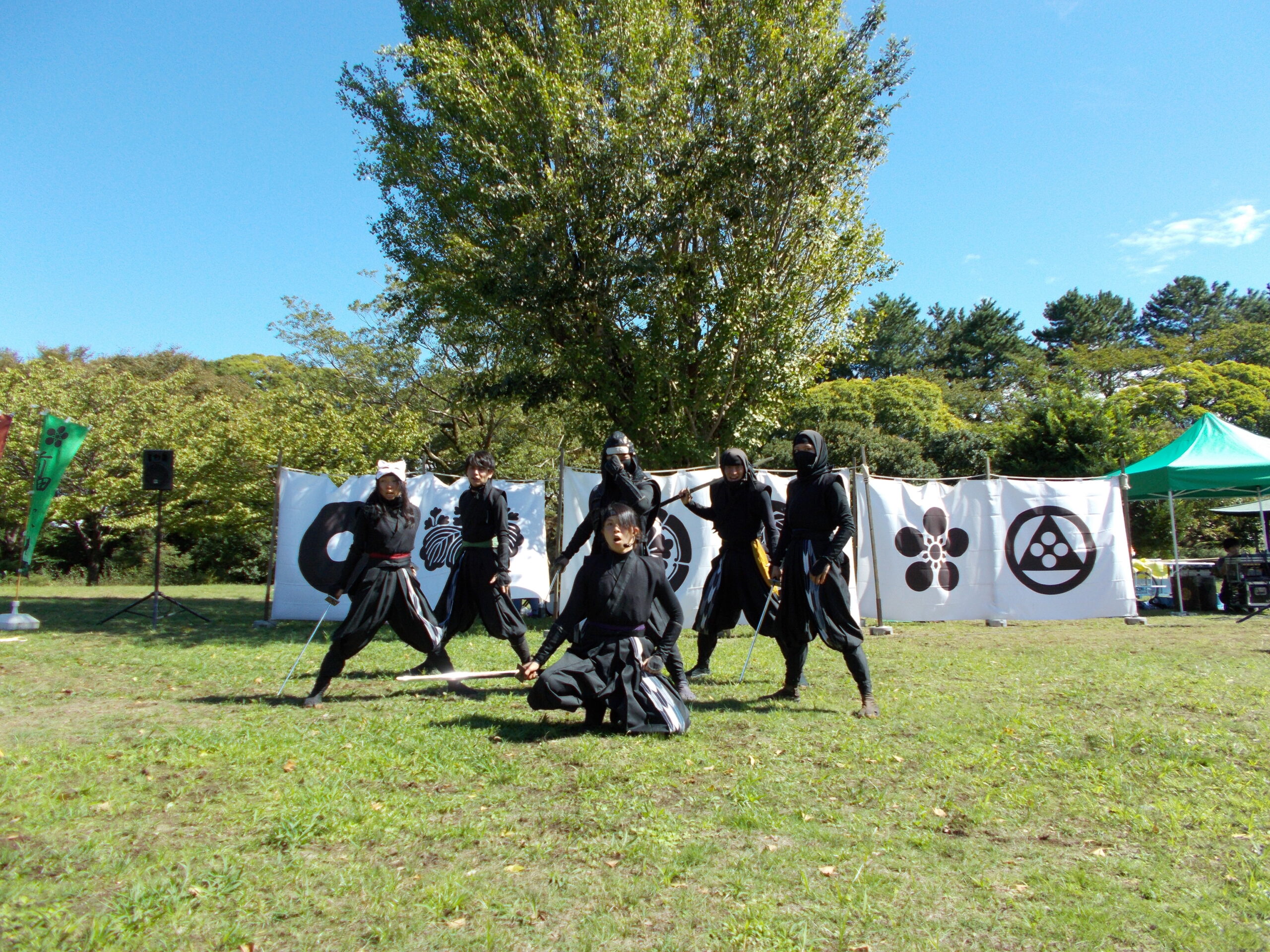 Statua del samurai Hattori Hanzō e figure ninja