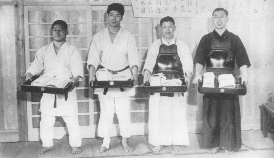 Campioni di kendo in gi d'epoca e armatura bogu