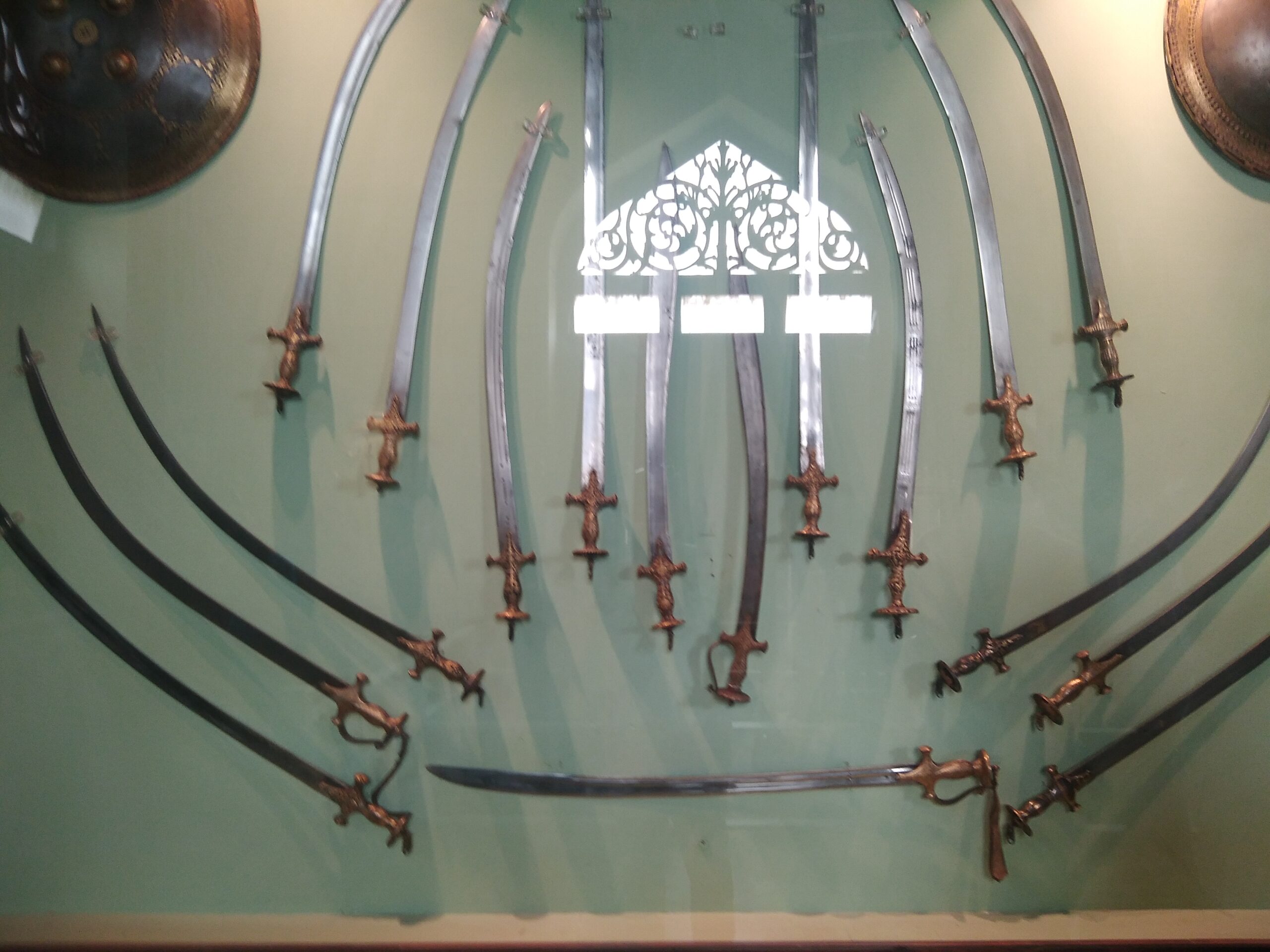 Collezione museale che mostra diversi tipi di spade nella storia